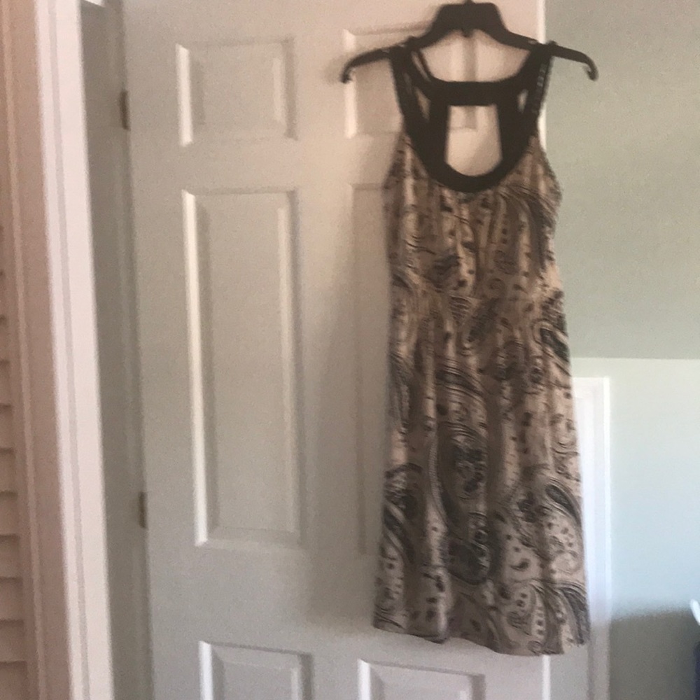 Paisley pattern midi dress with great detail